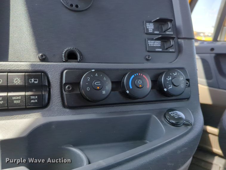 image for item MY9965 2018 Freightliner Cascadia  semi truck