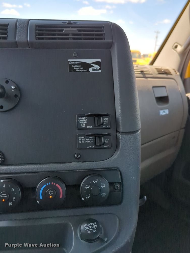 image for item MY9965 2018 Freightliner Cascadia  semi truck