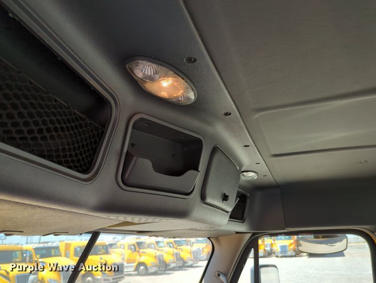 image for item MY9965 2018 Freightliner Cascadia  semi truck