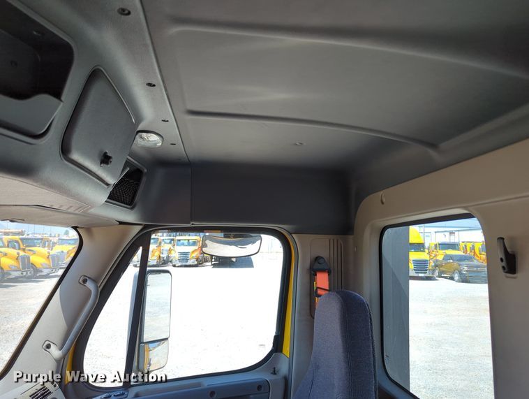 image for item MY9965 2018 Freightliner Cascadia  semi truck