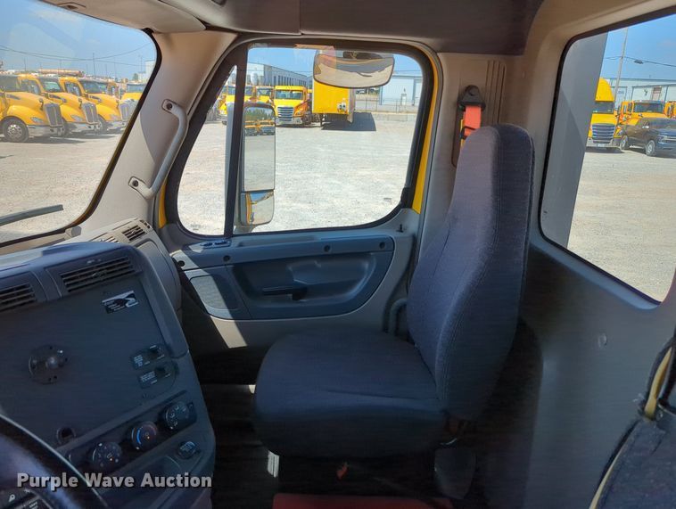 image for item MY9965 2018 Freightliner Cascadia  semi truck