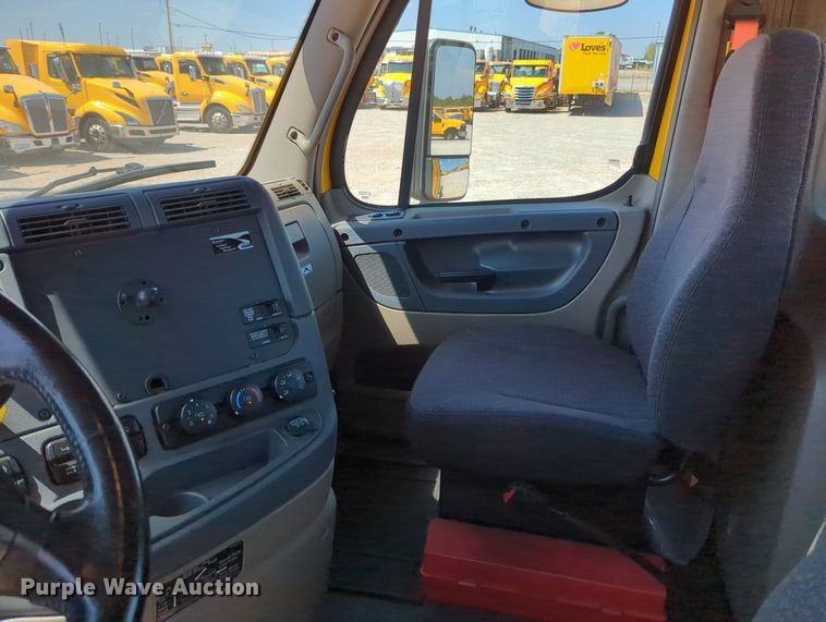 image for item MY9965 2018 Freightliner Cascadia  semi truck