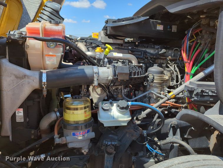 image for item MY9965 2018 Freightliner Cascadia  semi truck