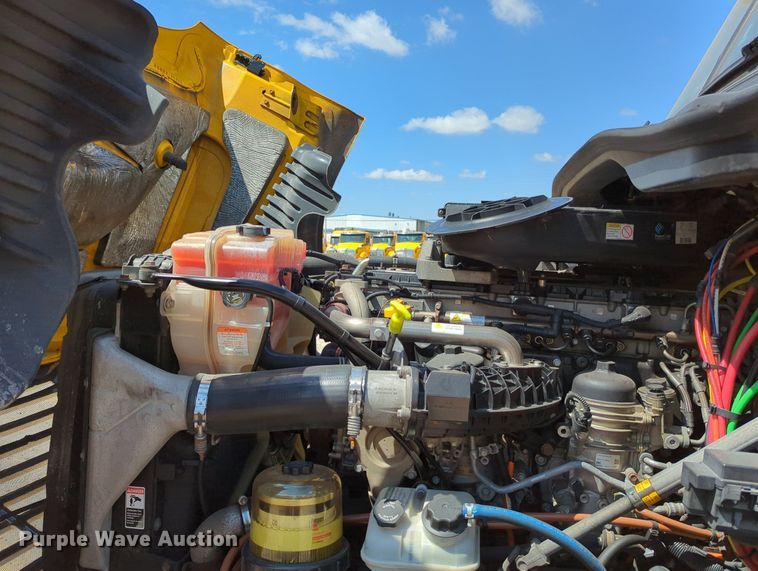 image for item MY9965 2018 Freightliner Cascadia  semi truck