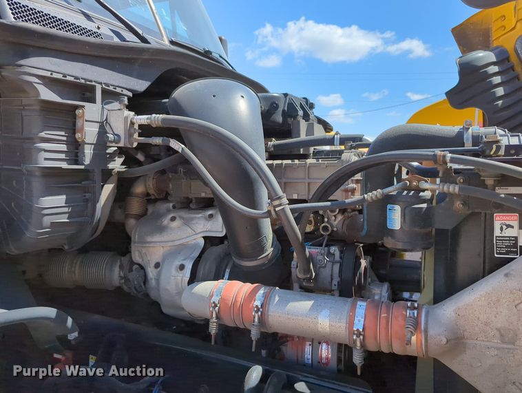 image for item MY9965 2018 Freightliner Cascadia  semi truck