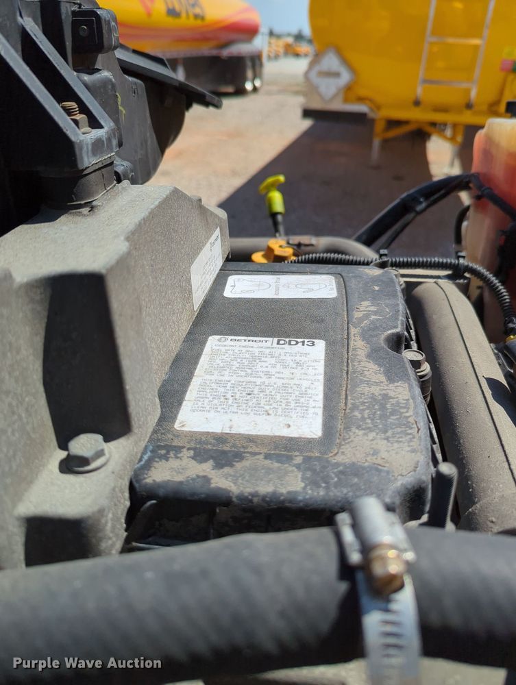 image for item MY9965 2018 Freightliner Cascadia  semi truck