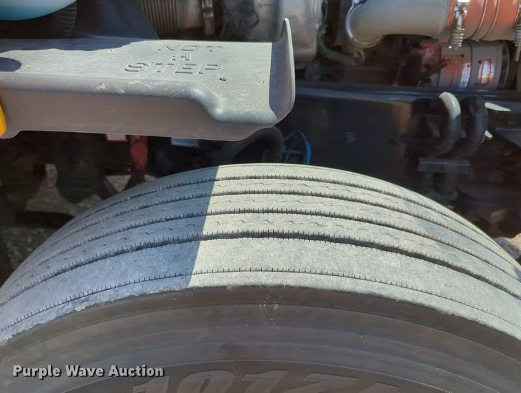 image for item MY9965 2018 Freightliner Cascadia  semi truck