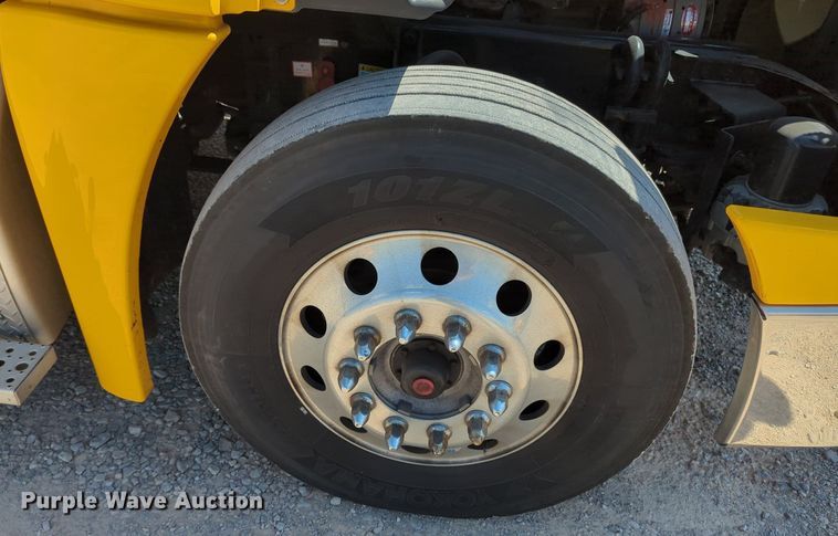 image for item MY9965 2018 Freightliner Cascadia  semi truck