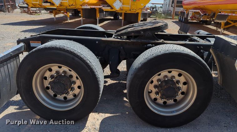 image for item MY9965 2018 Freightliner Cascadia  semi truck