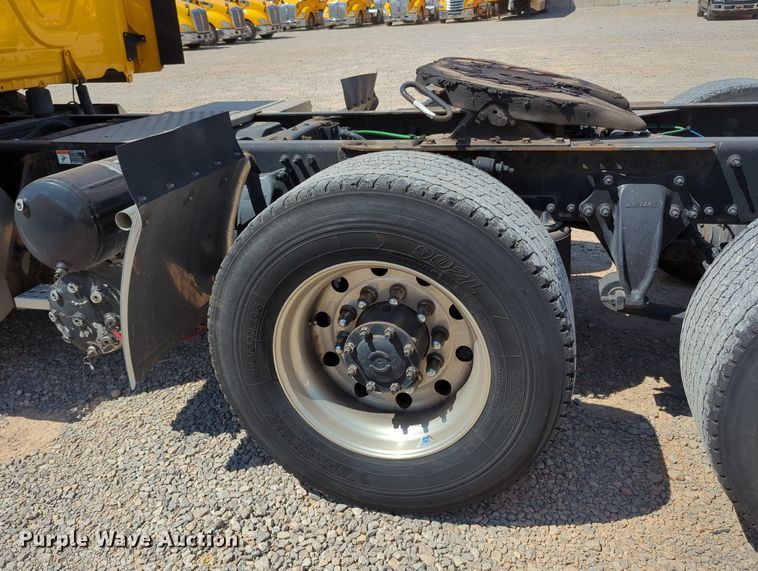 image for item MY9965 2018 Freightliner Cascadia  semi truck