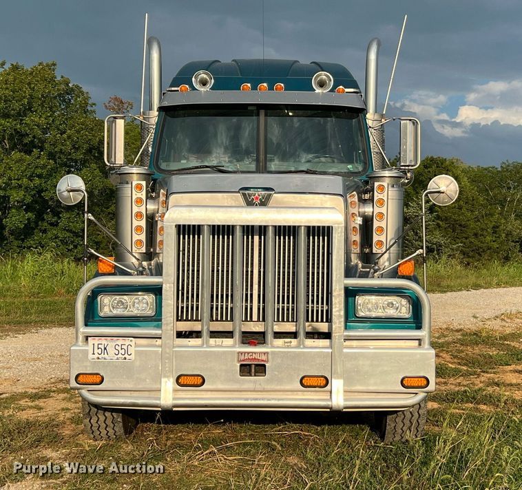 image for item NA9169 2001 Western Star 4964FX  semi truck