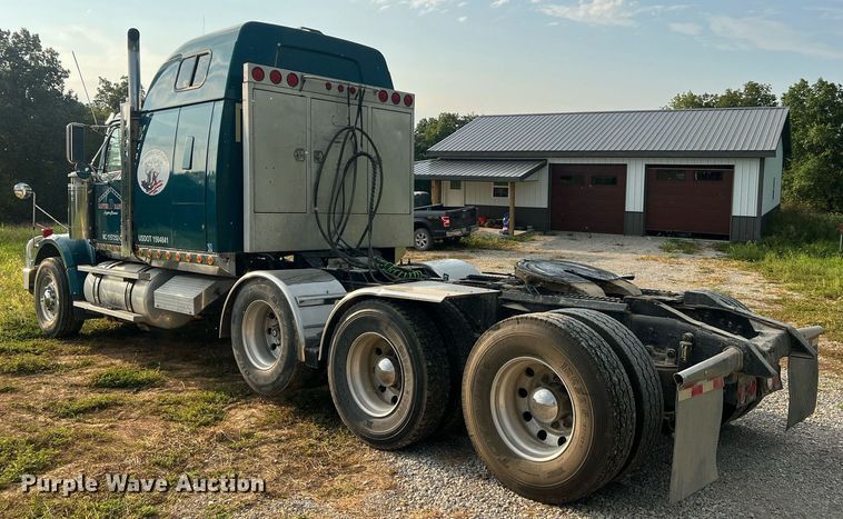 image for item NA9169 2001 Western Star 4964FX  semi truck
