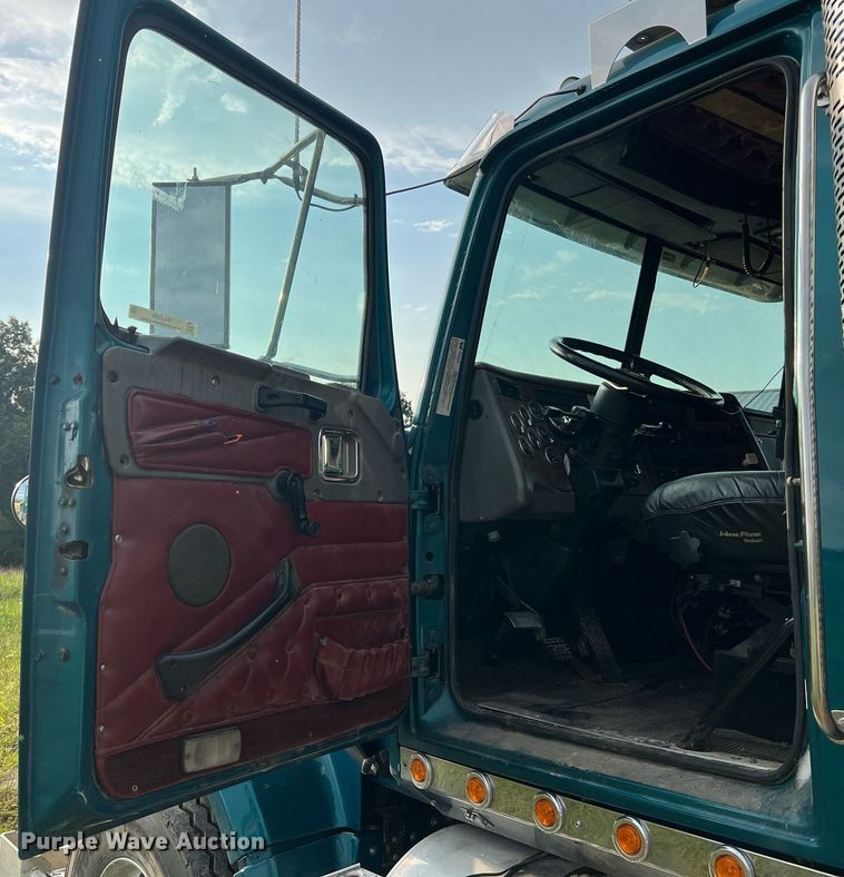 image for item NA9169 2001 Western Star 4964FX  semi truck