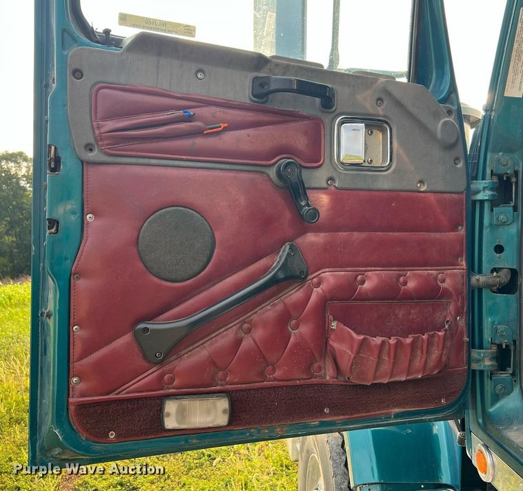 image for item NA9169 2001 Western Star 4964FX  semi truck