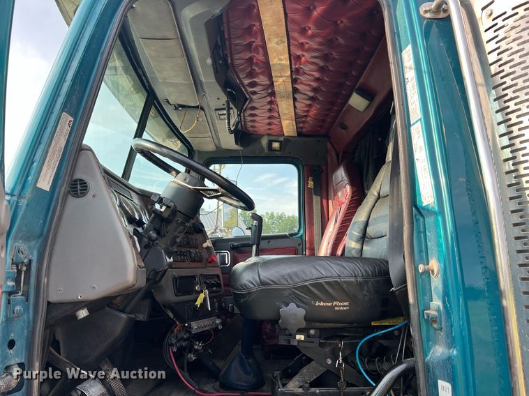 image for item NA9169 2001 Western Star 4964FX  semi truck