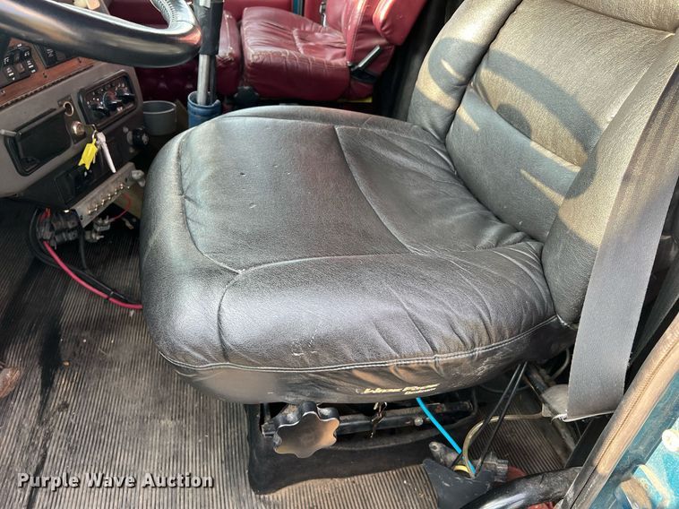 image for item NA9169 2001 Western Star 4964FX  semi truck