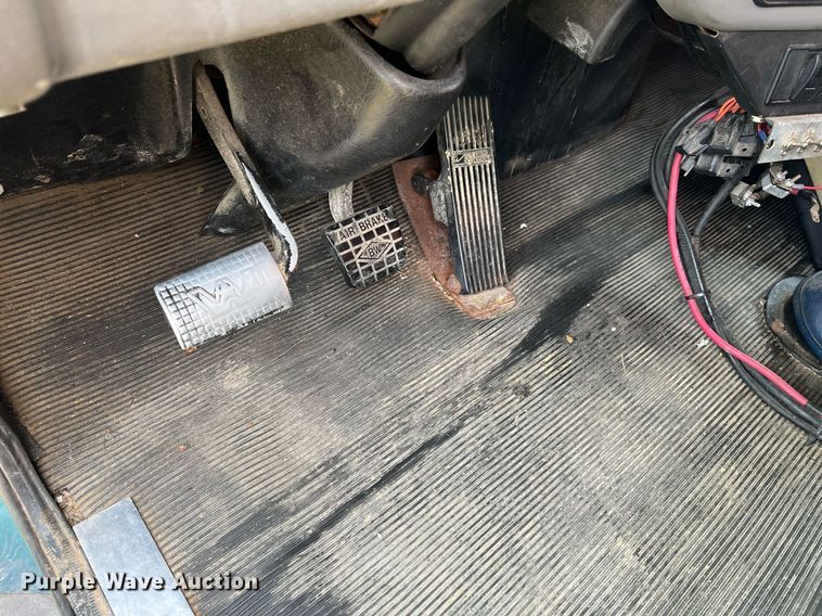 image for item NA9169 2001 Western Star 4964FX  semi truck