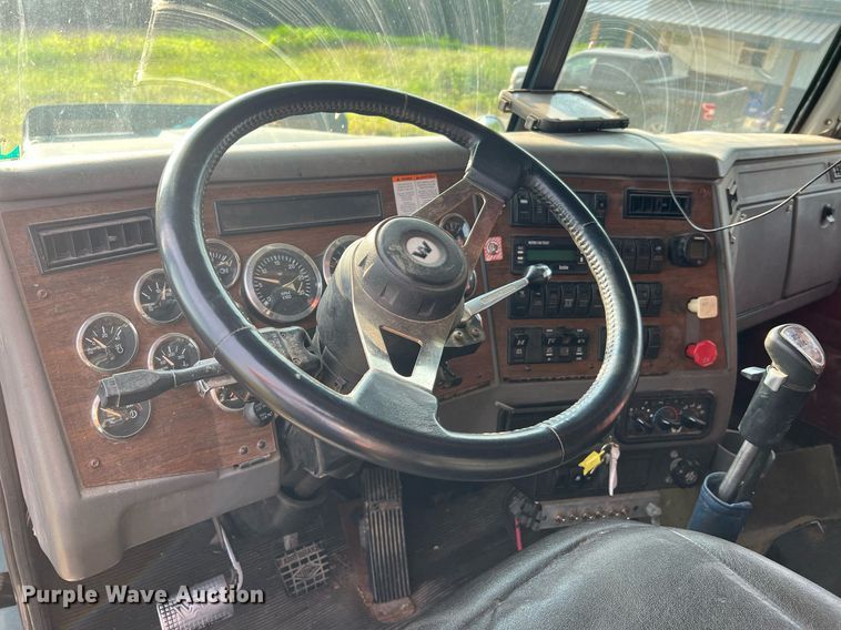 image for item NA9169 2001 Western Star 4964FX  semi truck