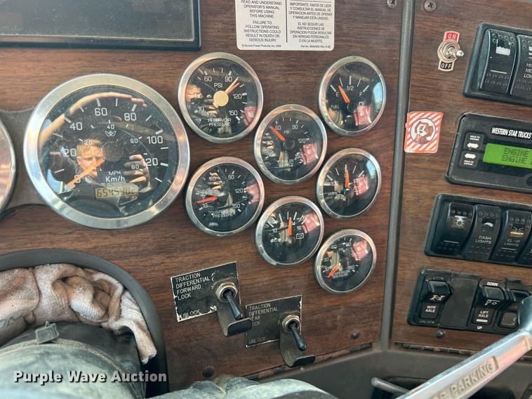 image for item NA9169 2001 Western Star 4964FX  semi truck