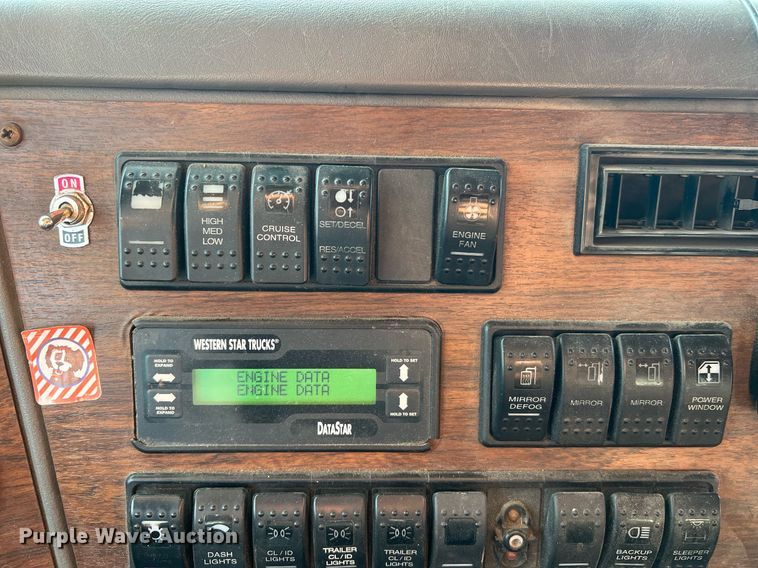 image for item NA9169 2001 Western Star 4964FX  semi truck