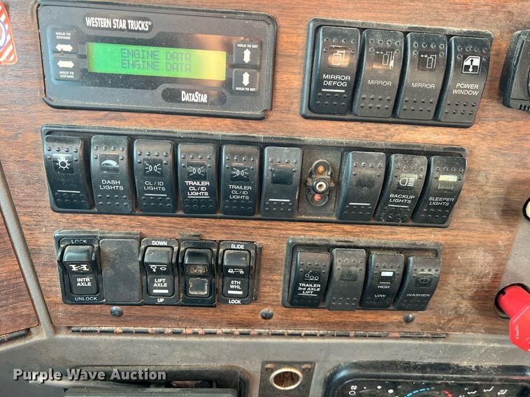 image for item NA9169 2001 Western Star 4964FX  semi truck