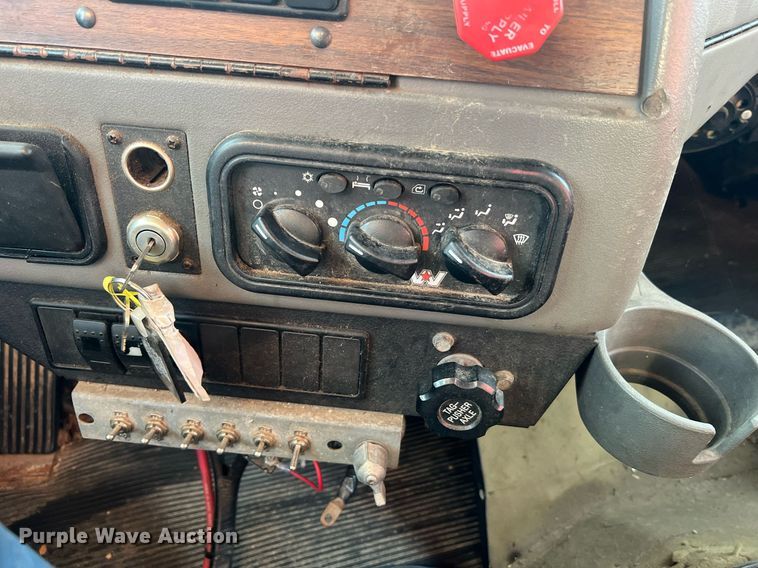 image for item NA9169 2001 Western Star 4964FX  semi truck