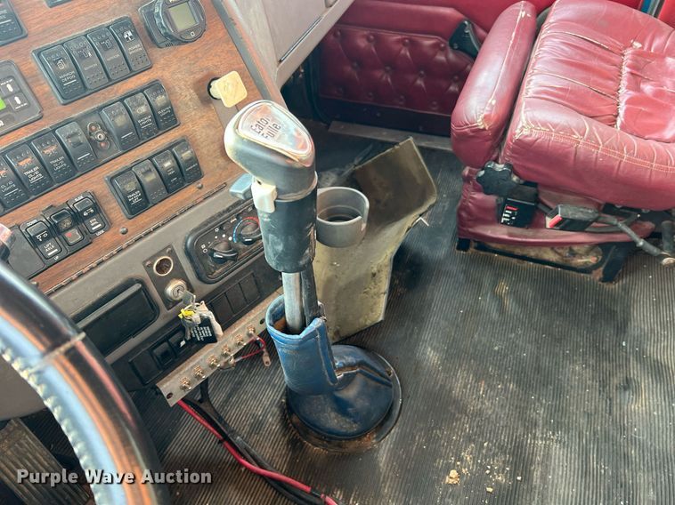 image for item NA9169 2001 Western Star 4964FX  semi truck