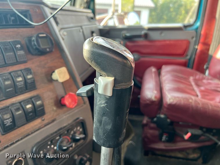 image for item NA9169 2001 Western Star 4964FX  semi truck