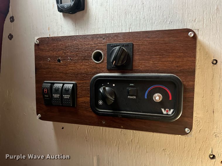 image for item NA9169 2001 Western Star 4964FX  semi truck