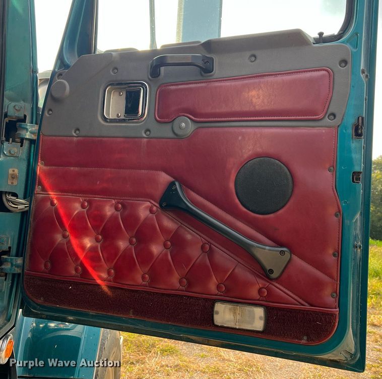 image for item NA9169 2001 Western Star 4964FX  semi truck