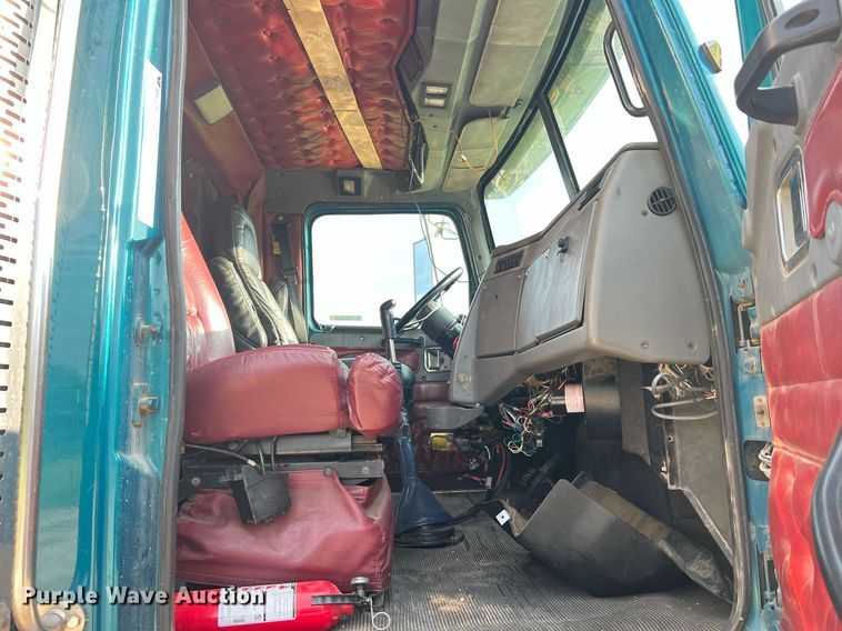 image for item NA9169 2001 Western Star 4964FX  semi truck