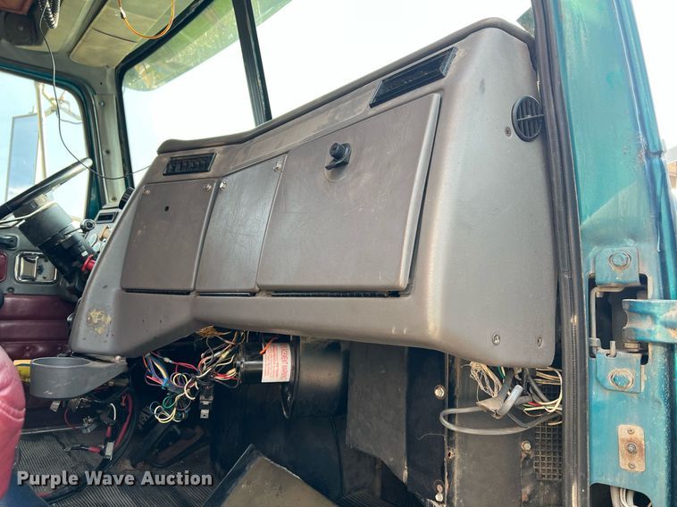 image for item NA9169 2001 Western Star 4964FX  semi truck