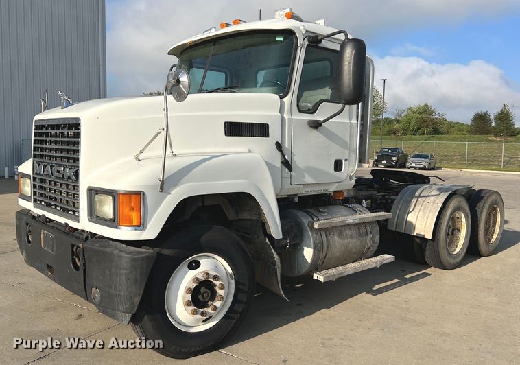 image for item NA9176 2007 Mack CHN613  semi truck