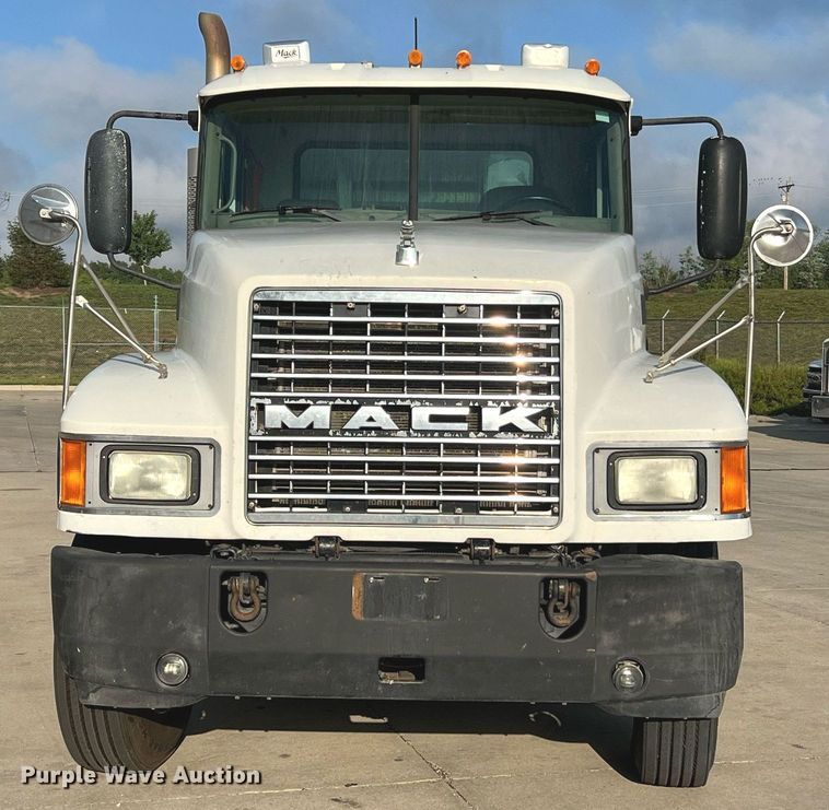 image for item NA9176 2007 Mack CHN613  semi truck