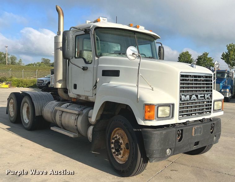 image for item NA9176 2007 Mack CHN613  semi truck
