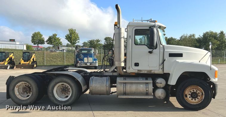 image for item NA9176 2007 Mack CHN613  semi truck