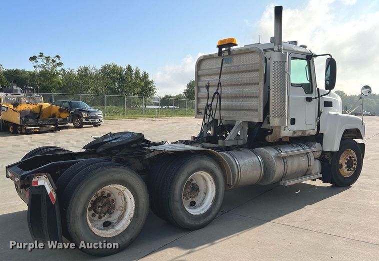 image for item NA9176 2007 Mack CHN613  semi truck