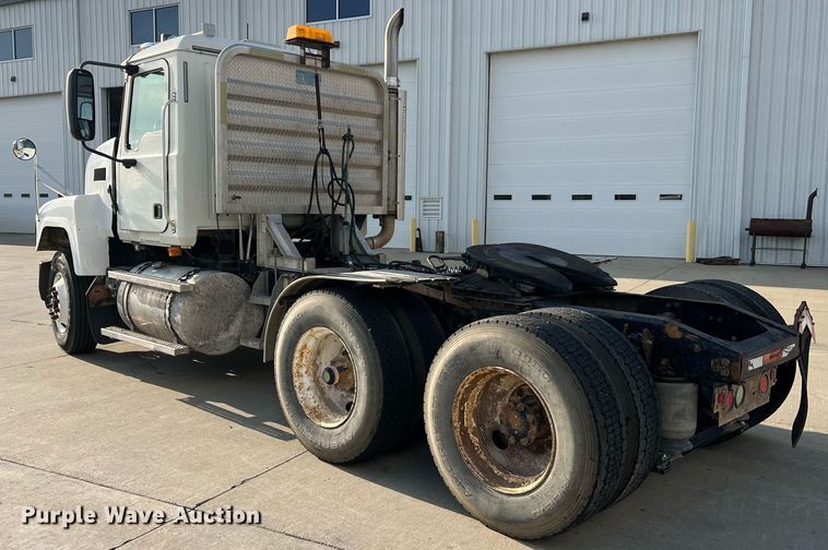 image for item NA9176 2007 Mack CHN613  semi truck