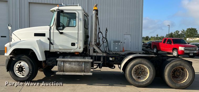 image for item NA9176 2007 Mack CHN613  semi truck