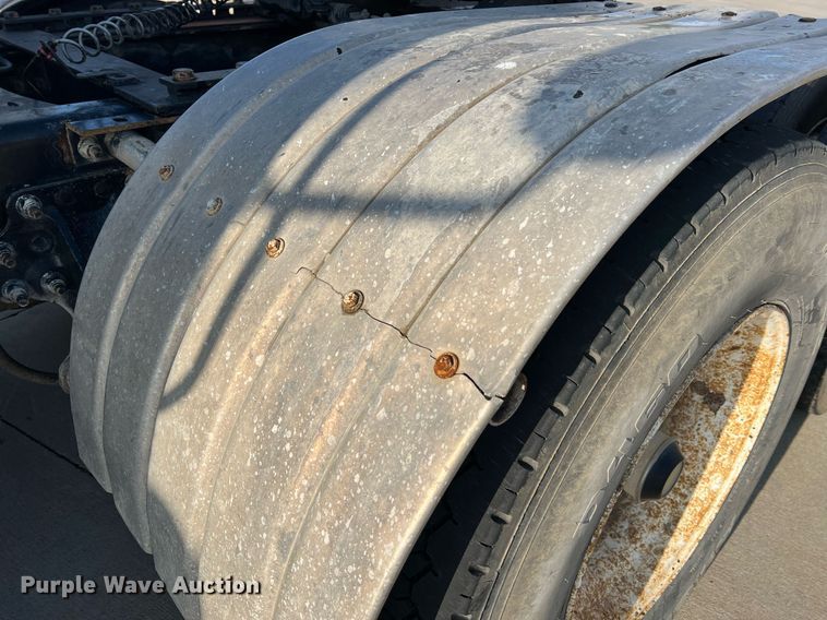 image for item NA9176 2007 Mack CHN613  semi truck