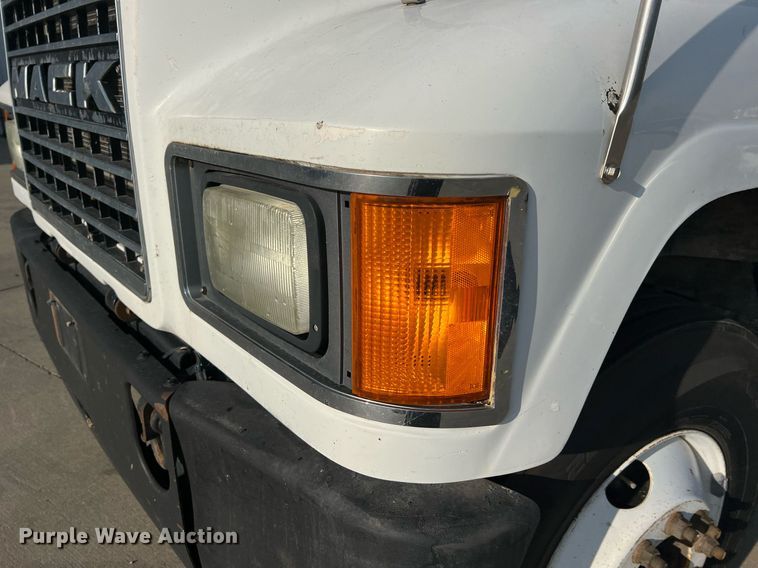 image for item NA9176 2007 Mack CHN613  semi truck