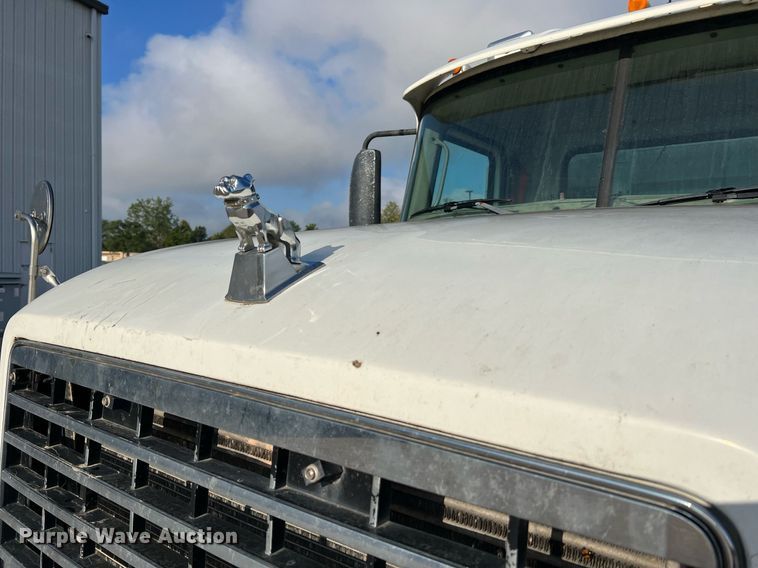 image for item NA9176 2007 Mack CHN613  semi truck