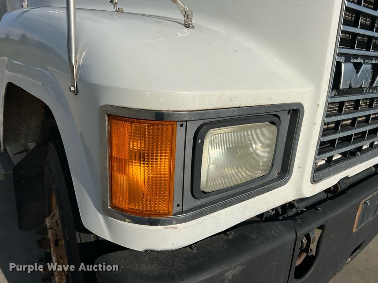 image for item NA9176 2007 Mack CHN613  semi truck