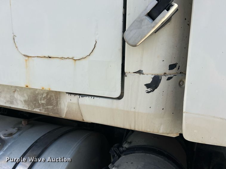 image for item NA9176 2007 Mack CHN613  semi truck