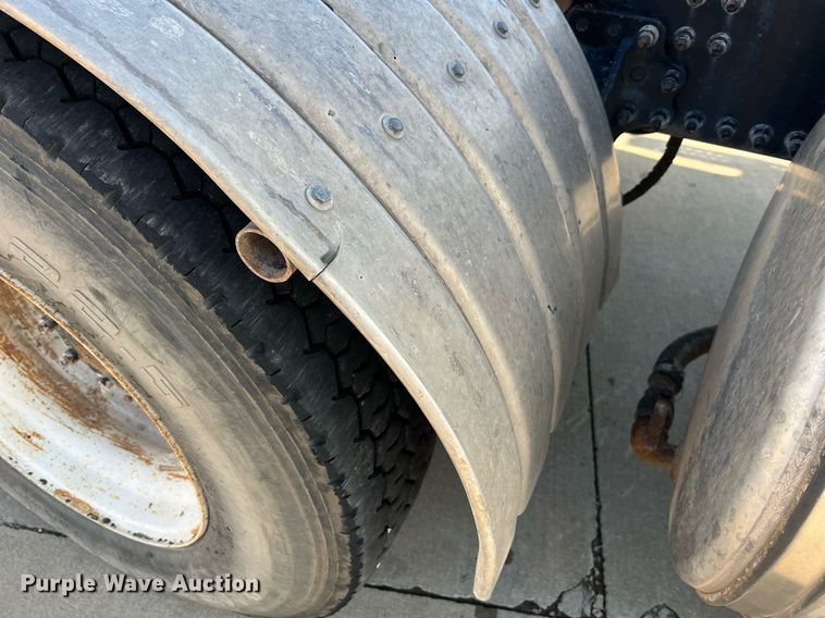 image for item NA9176 2007 Mack CHN613  semi truck