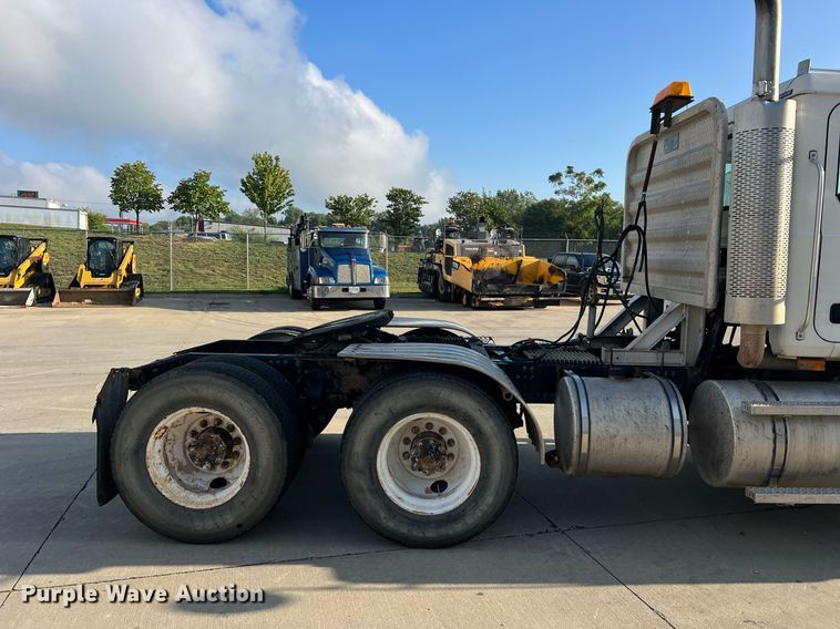 image for item NA9176 2007 Mack CHN613  semi truck