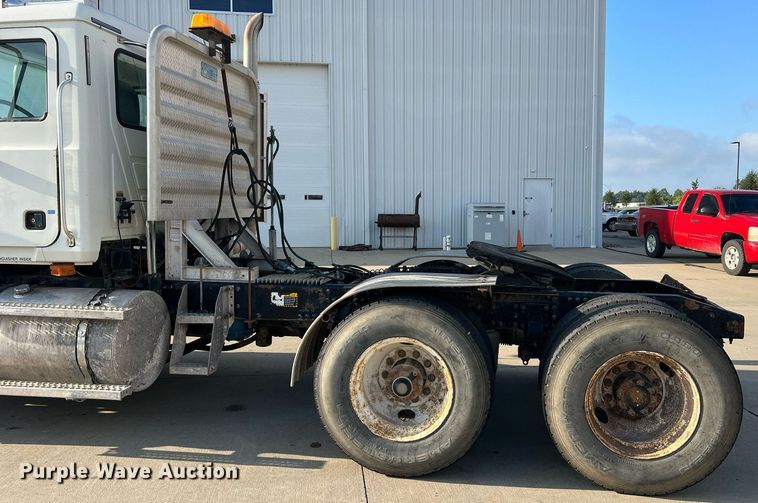 image for item NA9176 2007 Mack CHN613  semi truck