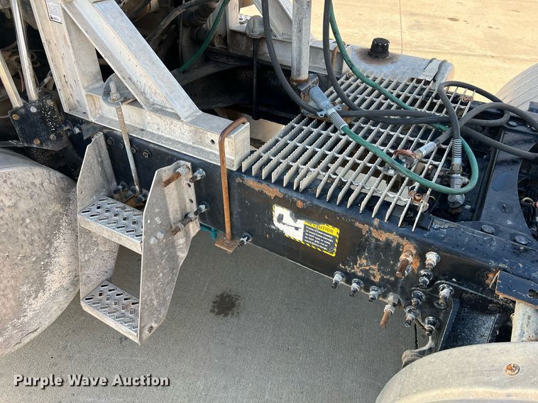 image for item NA9176 2007 Mack CHN613  semi truck