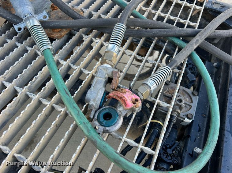 image for item NA9176 2007 Mack CHN613  semi truck