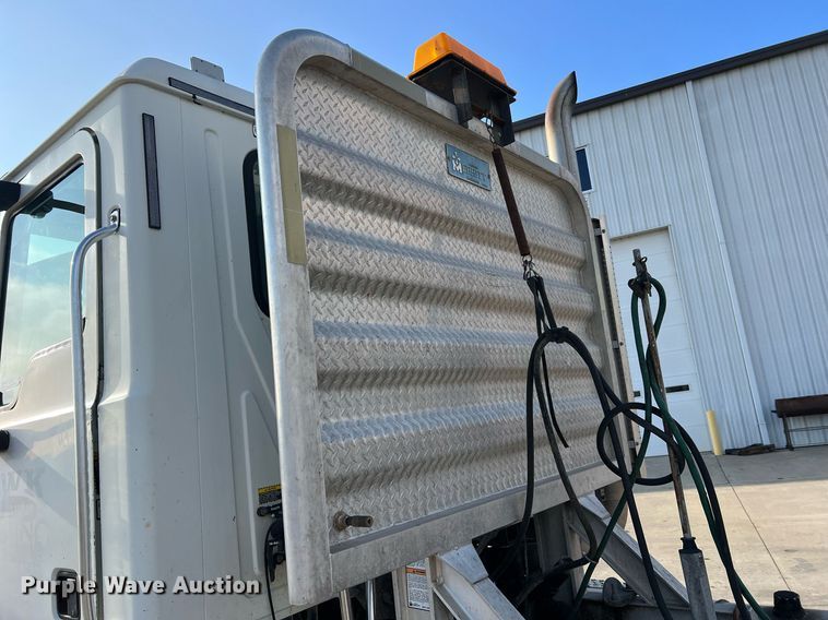 image for item NA9176 2007 Mack CHN613  semi truck